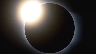 What does a total solar eclipse really look like？ ☀️
