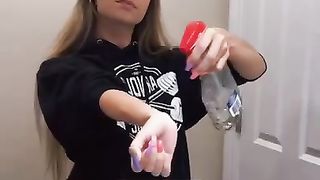 Different Types Of People Who Put On Perfume：