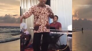 Niat mau nyanyi malah nelen mic????