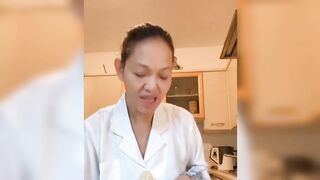 Bunda corla sarapan makan roti