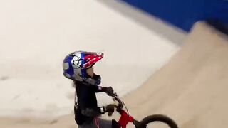 4 year old vs skatepark ????