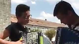 A senhora do alivio muito bem tocada pour estes tres artistas.