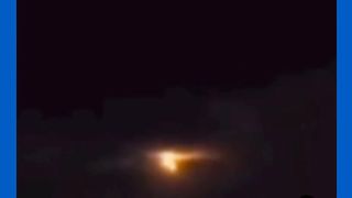 Um vídeo sem explicação um objeto estranho no céu noturno