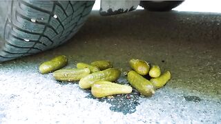 Esmagando coisas crocantes e macias de carro! EXPERIMENT CAR vs Squishy Orbeez HULK