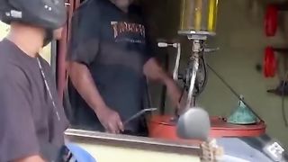 طریقہ سے گاڈی میں تیل ڈالوں تا کے پٹرول پمپ کے چوروں سے بچیں
