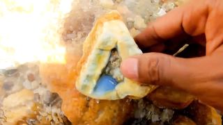 SELAIN EMAS-SUNGAI INI GUDANGNYA BATU KRISTAL UNIK DAN ANTIK