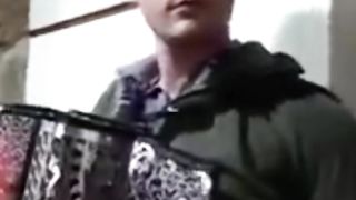 Aqui esta um esxelente tocador com a modinha da mai.