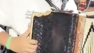 Apreciem este rapaz como toca bem uma Cana Verde.