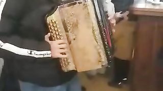 Apreciem e ouçam como esta rapariga toca bem. f2
