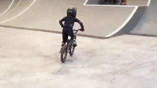 Tiny BMX rider on the big ramps ????