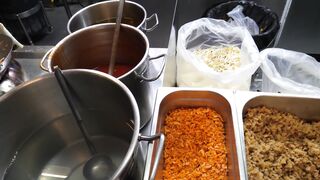 most famous pad thai - thai street food