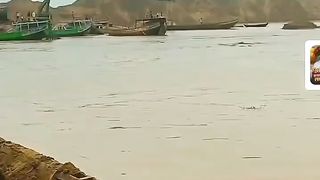 Kisti mein mitti badhkar samudra mein Dali ja rahi hai
