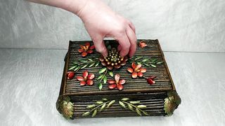 Из картона, коробки и старых газет сделала шкатулку.