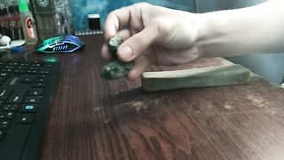 Подвеска из зелёного камня с улицы плетение верёвки.