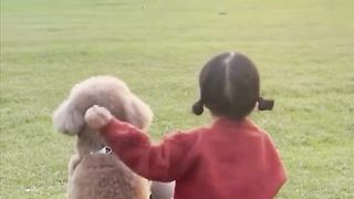 Малышка и ее собака наслаждаются закатом.