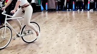Linda garota fazendo truques legais em uma bicicleta 2021
