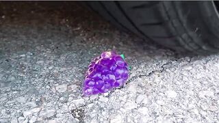 Esmagando coisas crocantes e macias de carro! CARRO EXPERIMENTAL vs BALÃO FANTA GIGANTE