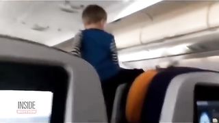 FLIGHT ATTENDANT STOPS A SCREAMING BABY ????????