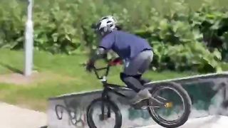 4 year old at the skatepark？？ #enjoytheride