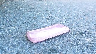 Esmagando coisas crocantes e macias de carro! CARRO EXPERIMENTAL vs AX