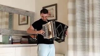 Uma ótima concertina a ser tocada por um ótimo tocador.