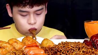 Nouilles aux haricots noirs Asmr avec cuisses de poulet à la saucisse de spam