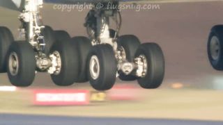Самолёт Airbus А380 шасси в замедленной съемке.