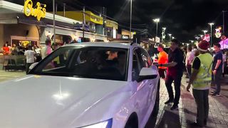 Birolindo saiu do carro e pegou a flor olha no que deu