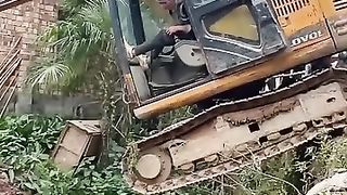 Bahut khatarnak jagah se operator machine utar raha hai
