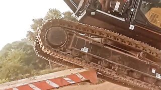 Is operator ka loaded ke upar machine chadhane ka indaz dekhen