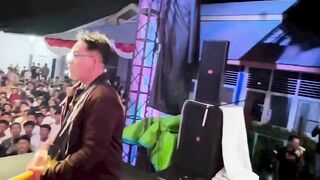 Stand here alone - wanita masih banyak versi.3