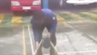 spray water in the face of the extinguisher