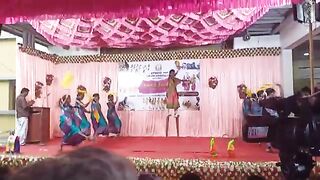 பொய்க்கால் குதிரையுடன் ஆடி அசத்திய அரசுப்பள்ளி மாணவி