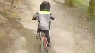 Toddler dirt jump rider - did he save it？! ????