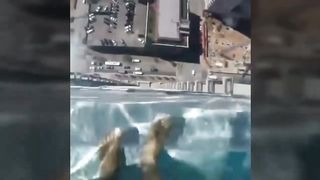 Бассейн со стеклянным дном на 42-м этаже небоскреба Market Square Tower в Хьюстоне, США.