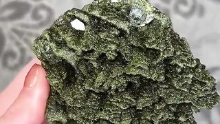 Сверкающий зеленый эпидот с кристаллами кварца из Турции.