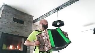 Uma ótima concertina a ser tocada por um ótimo tocador.