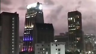 Um objeto desconhecido é filmado descendo do céu