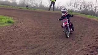 A tiny electric motocross bike？! ????