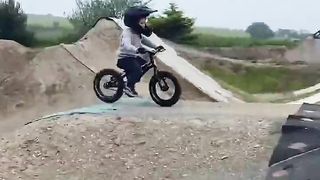 Learning dirt jumps as a toddler - take a look into my memories as a 2 year old rider!