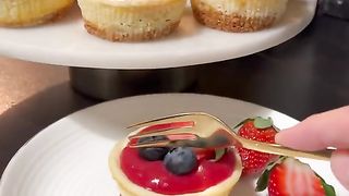 Merhaba canlarÇok lezzetli çilekli mini cheesecake