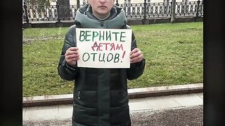 В МОСКВА РАЗГОНИХА МИТИНГ НА ЖЕНИ НА ВОЕННИ