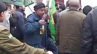‏میں جلسے میں نکل آیا بوتل بھی اٹھا لایا..