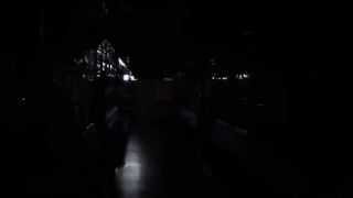 Поезд в Киото движется по захватывающему дух пейзажу осенней листвы
