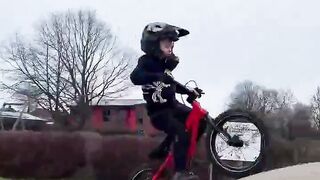 4yr old jumping out the skatepark ？! #enjoytheride