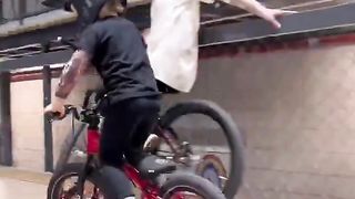 BMX kid learning to ride at skateparks... on a tiny MTB ：)