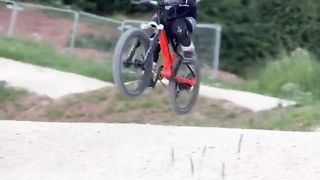 MTB ET bike trick on a 4x track？!