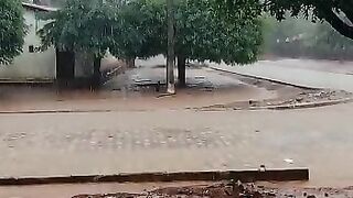 Chuva molhando chão