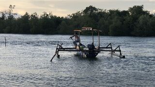 PERAHU DRUM PLASTIK DI TERJANG GELOMBANG