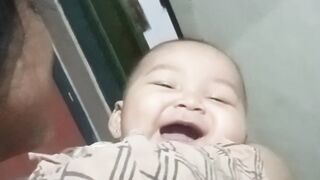 Bayi tertawa lucu